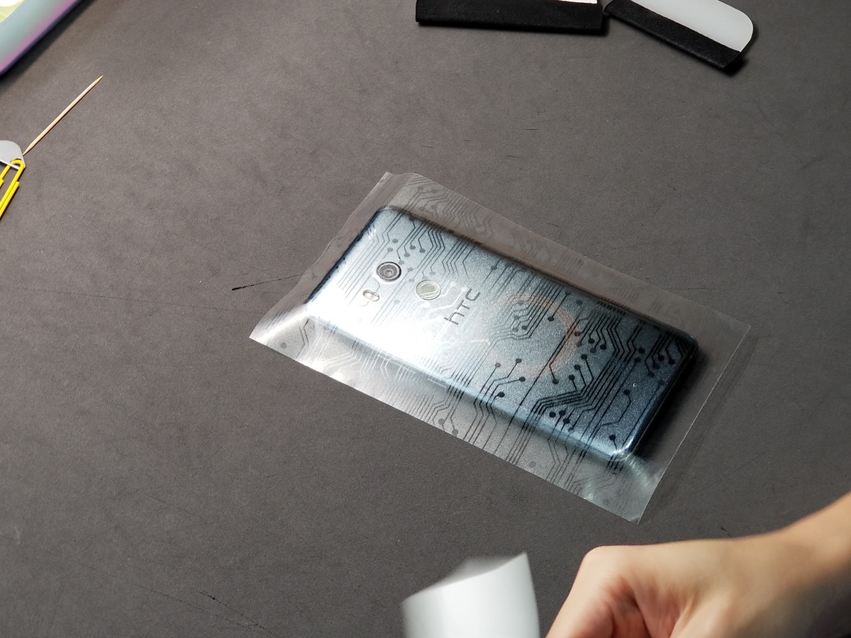 HTC U11 透黑版開箱 / 全貼合保護貼 + 包膜完整保護好看分享 @3C 達人廖阿輝