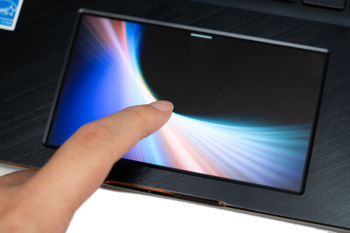 創新突破！ASUS ZenBook Pro 15 不僅輕薄高性能！更玩智慧觸控板！ @3C 達人廖阿輝