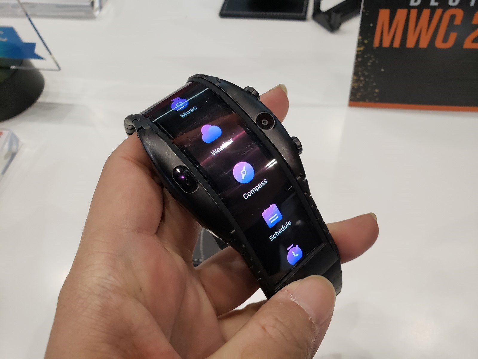 Nubia Alpha 展出柔性可彎曲螢幕應用的穿戴式手錶手機 (含動手玩影片) @3C 達人廖阿輝