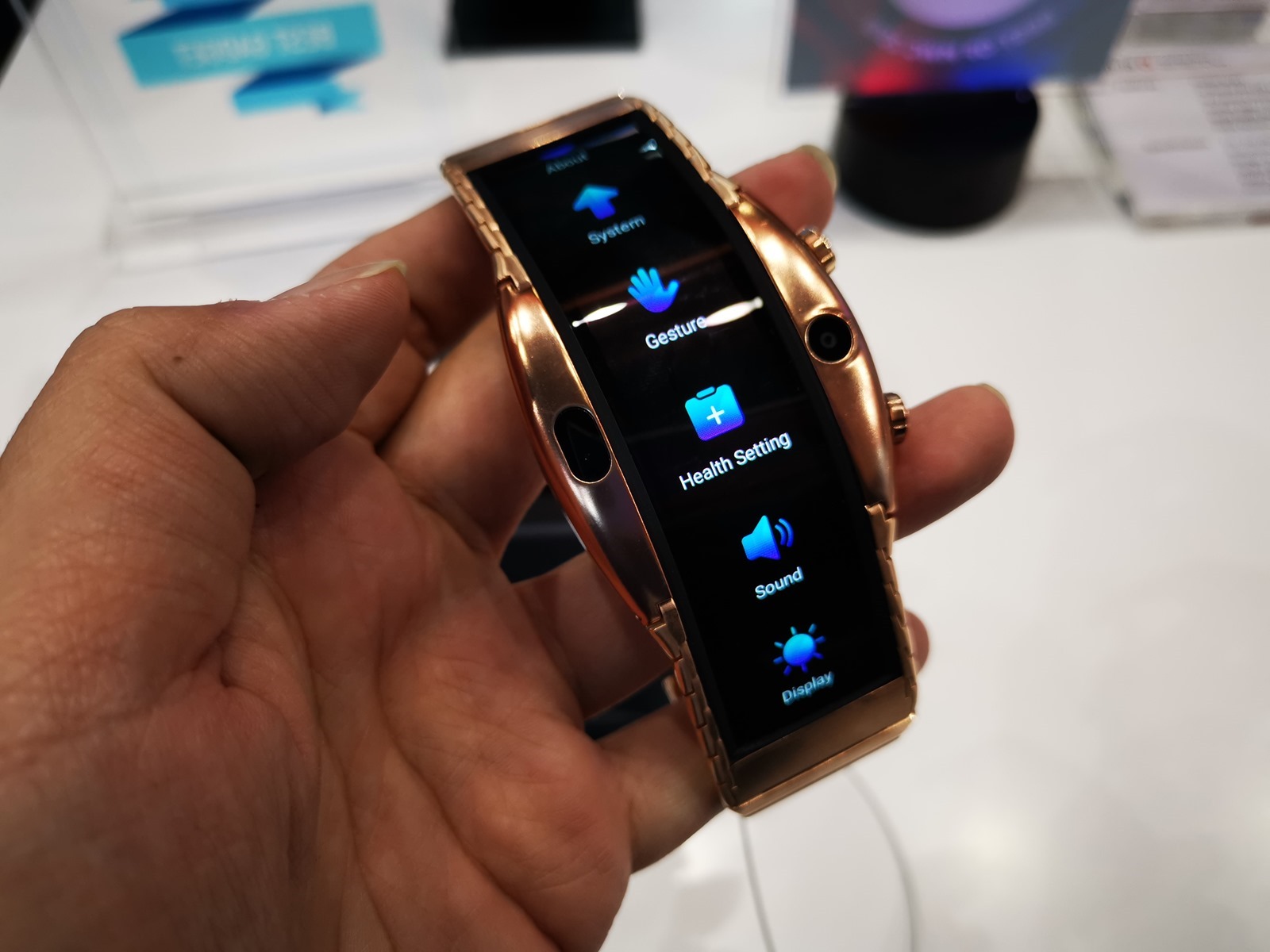 Nubia Alpha 展出柔性可彎曲螢幕應用的穿戴式手錶手機 (含動手玩影片) @3C 達人廖阿輝
