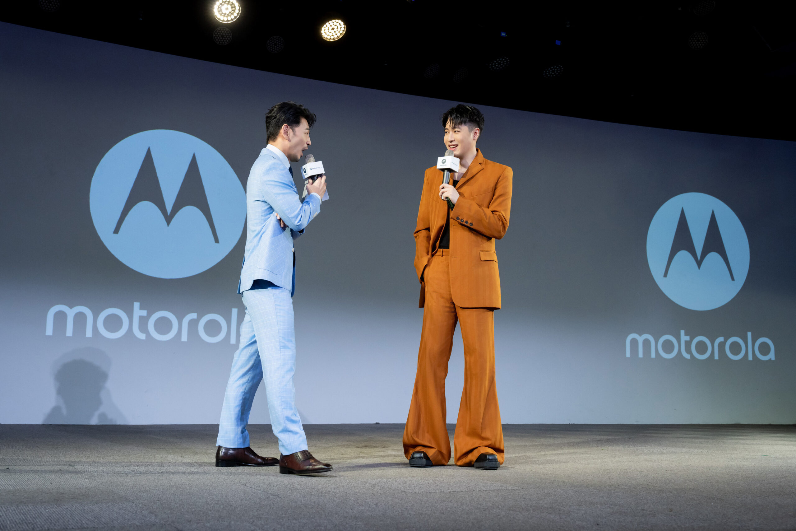 2024 年 motorola razr 50｜50 ULTRA 折疊新機震撼上市，周湯豪擔任產品代言人完美詮釋「摺」才叫帥的全新風潮。 @3C 達人廖阿輝