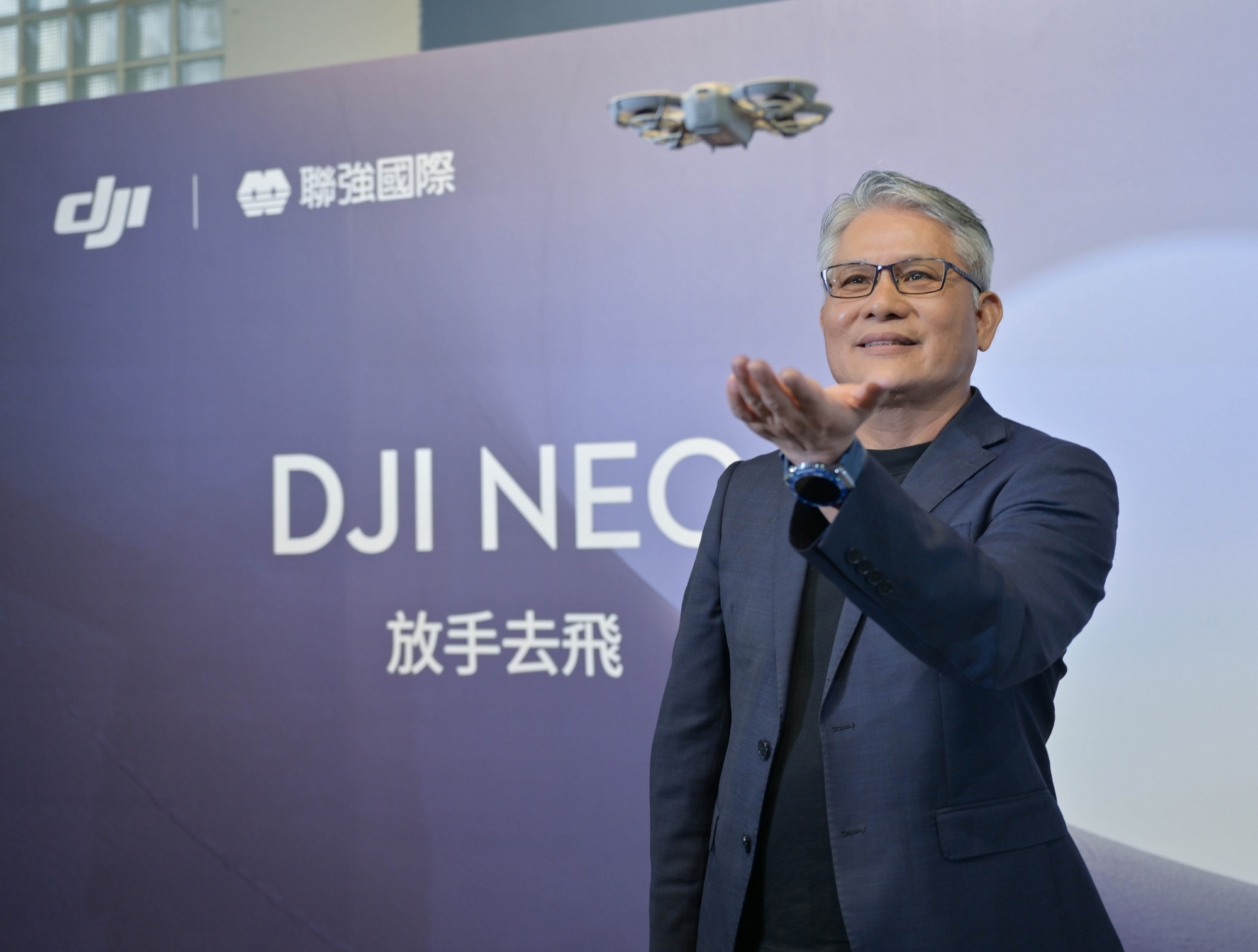 全新 AI 掌上 Vlog 空拍機 DJI Neo，成為你的隨身攝影師 智慧追蹤，記錄生活中的每一個精彩瞬間 @3C 達人廖阿輝