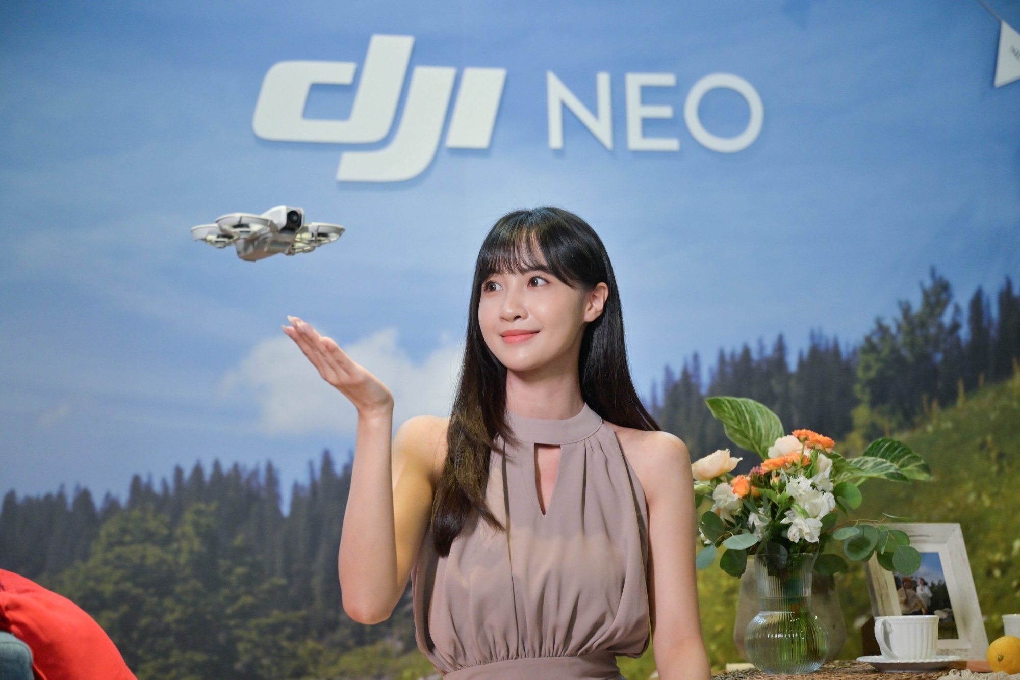 全新 AI 掌上 Vlog 空拍機 DJI Neo，成為你的隨身攝影師 智慧追蹤，記錄生活中的每一個精彩瞬間 @3C 達人廖阿輝